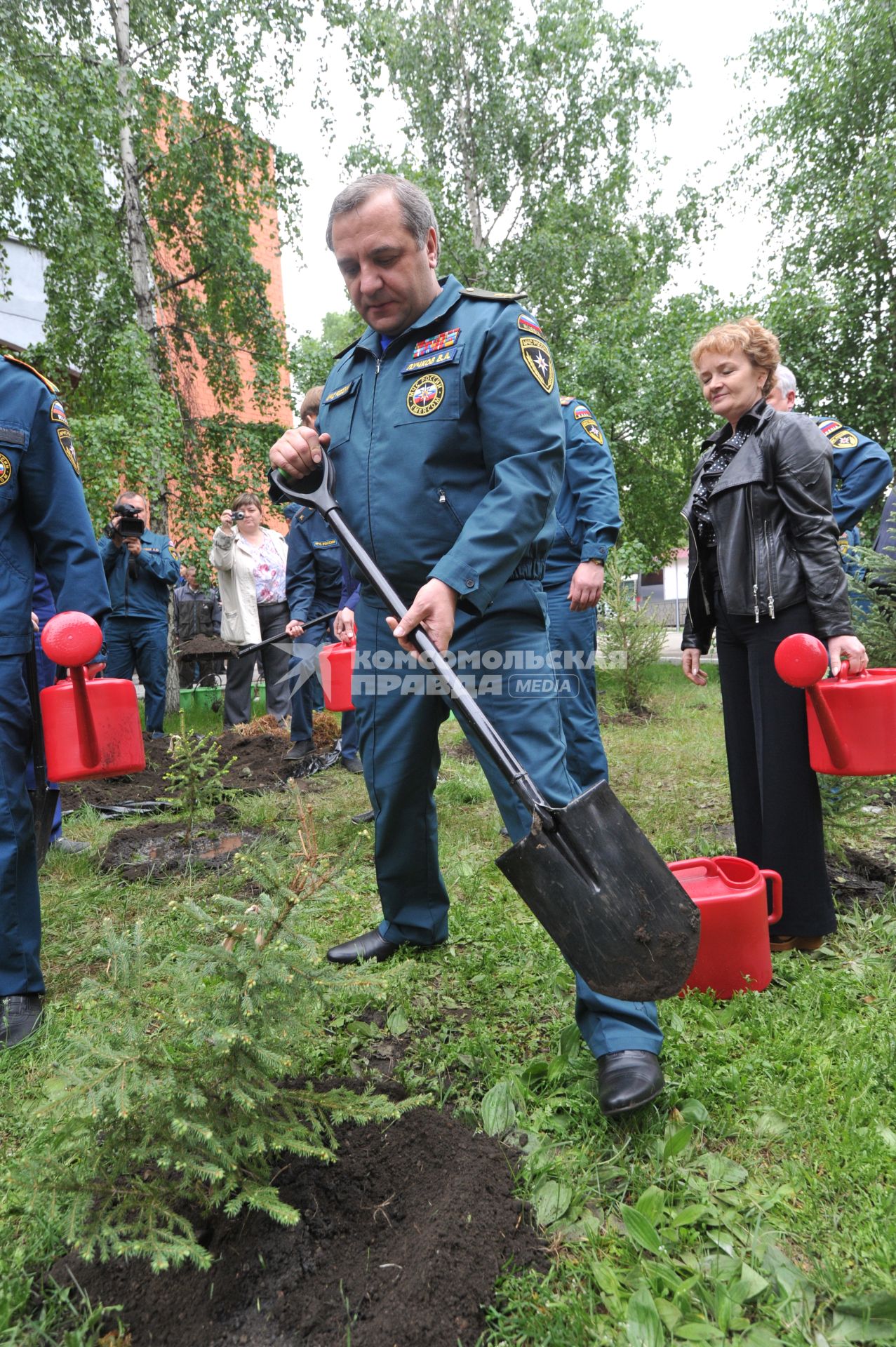 Визит главы МЧС РФ Владимира Пучкова в Иркутск. На снимке: Владимир Пучков во время церемонии посадки деревьев в честь сотрудников, погибших при исполнении служебных обязанностей.