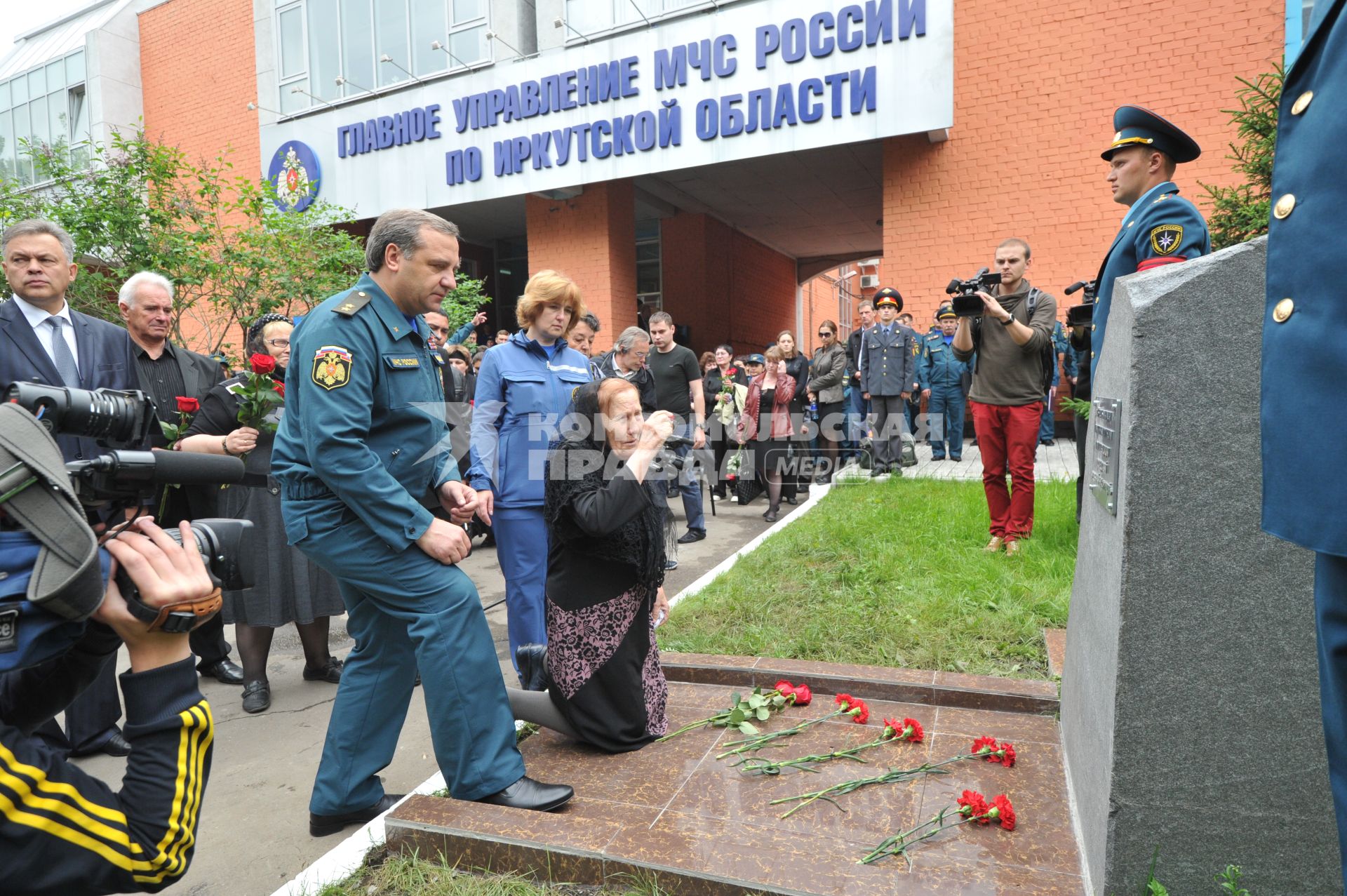 Визит главы МЧС РФ Владимира Пучкова в Иркутск. На снимке: Владимир Пучков во время церемонии закладки камня в основание памятника сотрудникам, погибшим при исполнении служебных обязанностей.