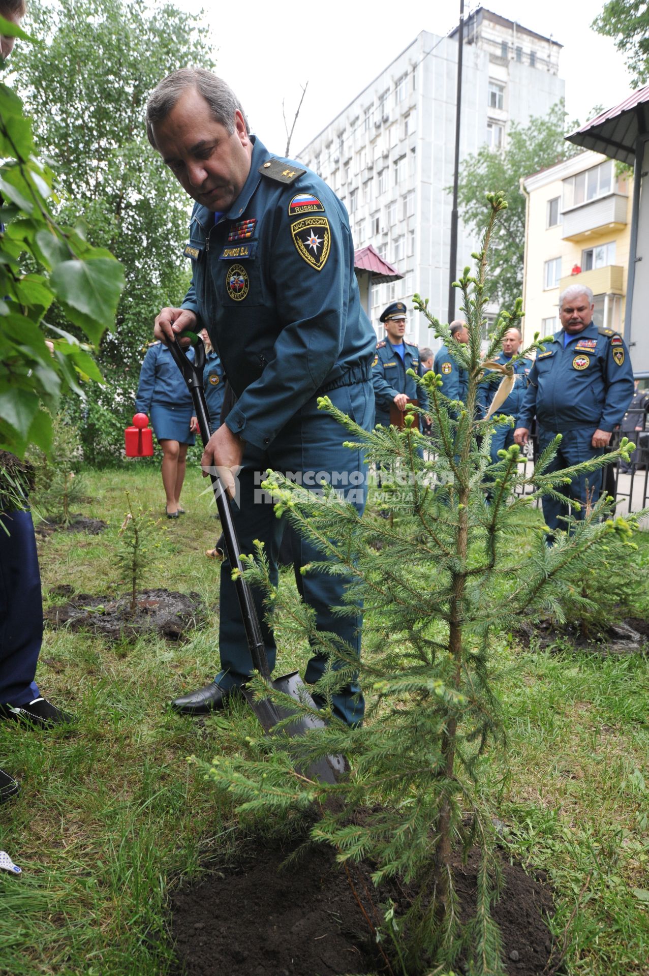 Визит главы МЧС РФ Владимира Пучкова в Иркутск. На снимке: Владимир Пучков во время церемонии посадки деревьев в честь сотрудников, погибших при исполнении служебных обязанностей.