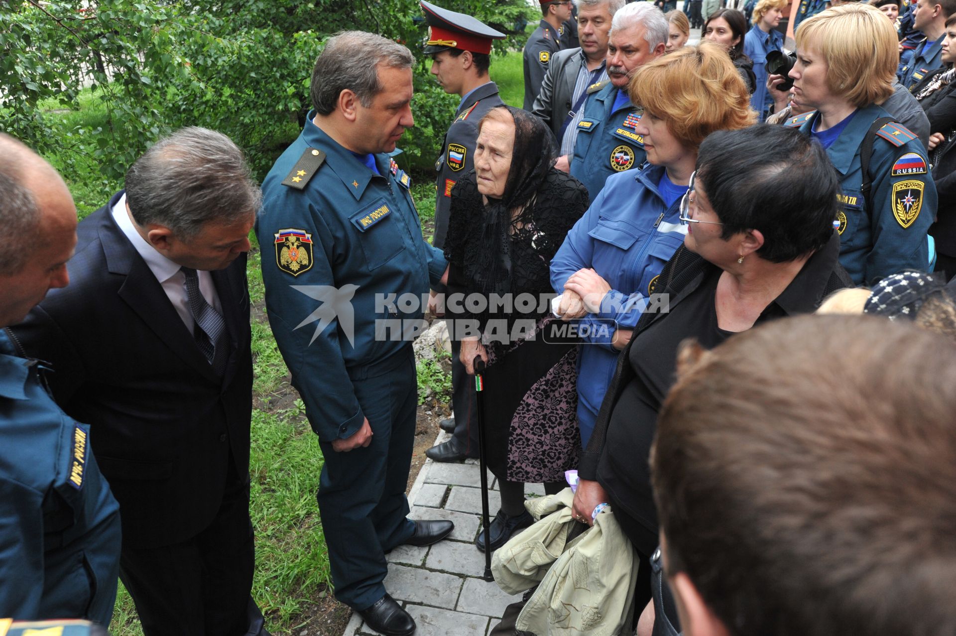 Визит главы МЧС РФ Владимира Пучкова в Иркутск. На снимке: Владимир Пучков (третий слева) и начальник Сибирского регионального центра МЧС РФ Владимир Светельский (справа) во время церемонии посадки деревьев и закладки камня в честь сотрудников, погибших при исполнении служебных обязанностей.