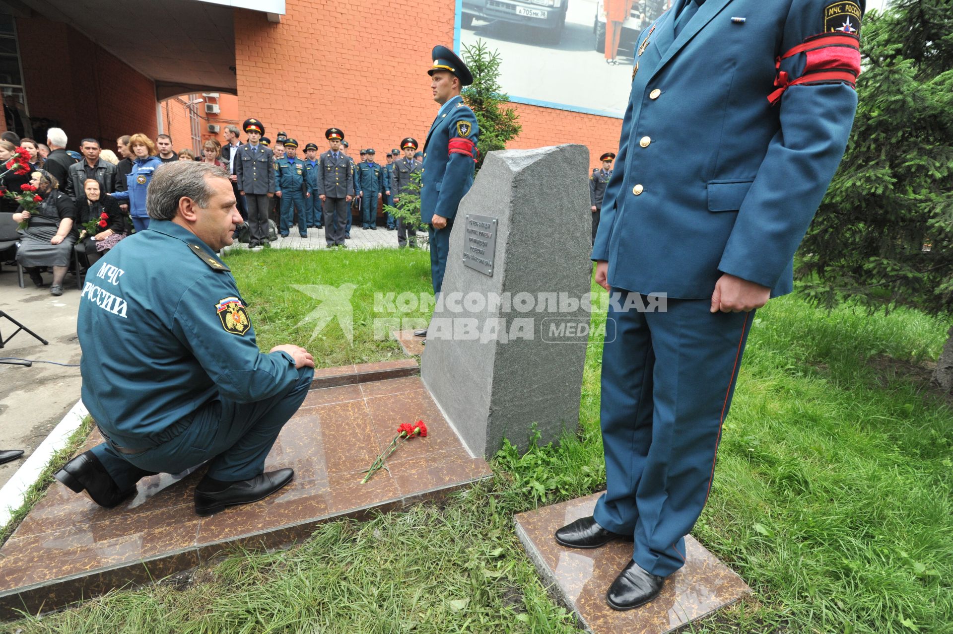 Визит главы МЧС РФ Владимира Пучкова в Иркутск. На снимке: Владимир Пучков во время церемонии закладки камня в основание памятника сотрудникам, погибшим при исполнении служебных обязанностей.