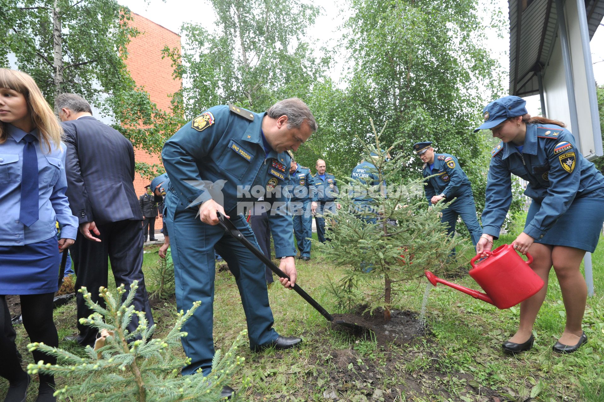 Визит главы МЧС РФ Владимира Пучкова в Иркутск. На снимке: Владимир Пучков во время церемонии посадки деревьев в честь сотрудников, погибших при исполнении служебных обязанностей.