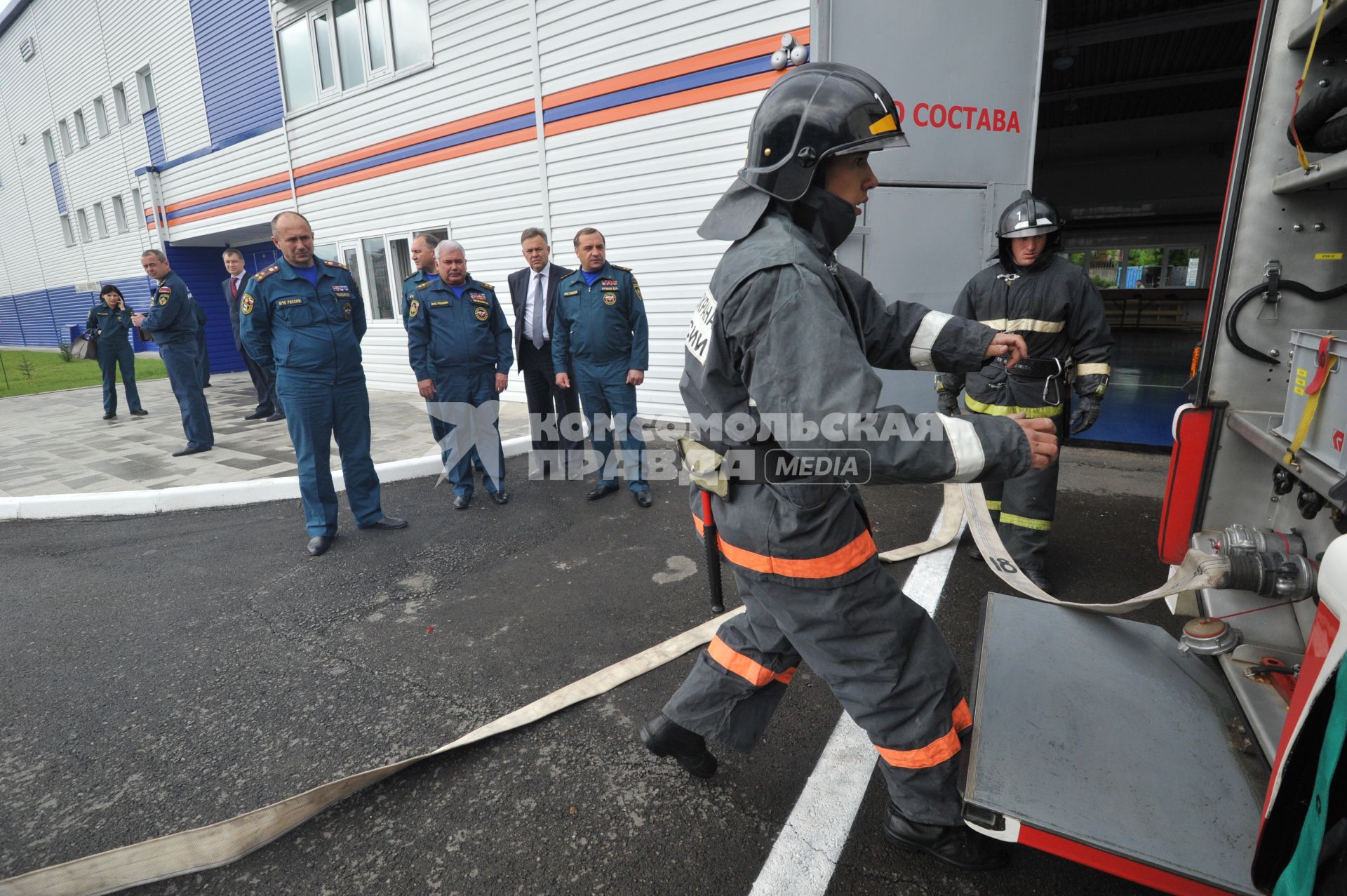 Визит главы МЧС РФ Владимира Пучкова в Иркутск. Пучков посетит церемонию прощания с сотрудниками МЧС РФ, погибшими  при крушении вертолёта МИ-8 6 мая 2013 г. На снимке: Владимир Пучков (справа) и начальник Сибирского регионального центра МЧС РФ Владимир Светельский  (в центре) во время посещения пожарной части №1.