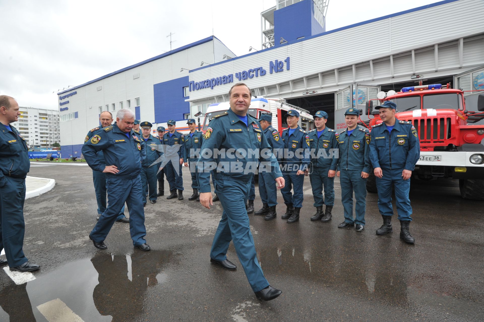 Визит главы МЧС РФ Владимира Пучкова в Иркутск. Пучков посетит церемонию прощания с сотрудниками МЧС РФ, погибшими  при крушении вертолёта МИ-8 6 мая 2013 г. На снимке: начальник Сибирского регионального центра МЧС РФ Владимир Светельский (слева) и Владимир Пучков (в центре) во время посещения пожарной части №1.