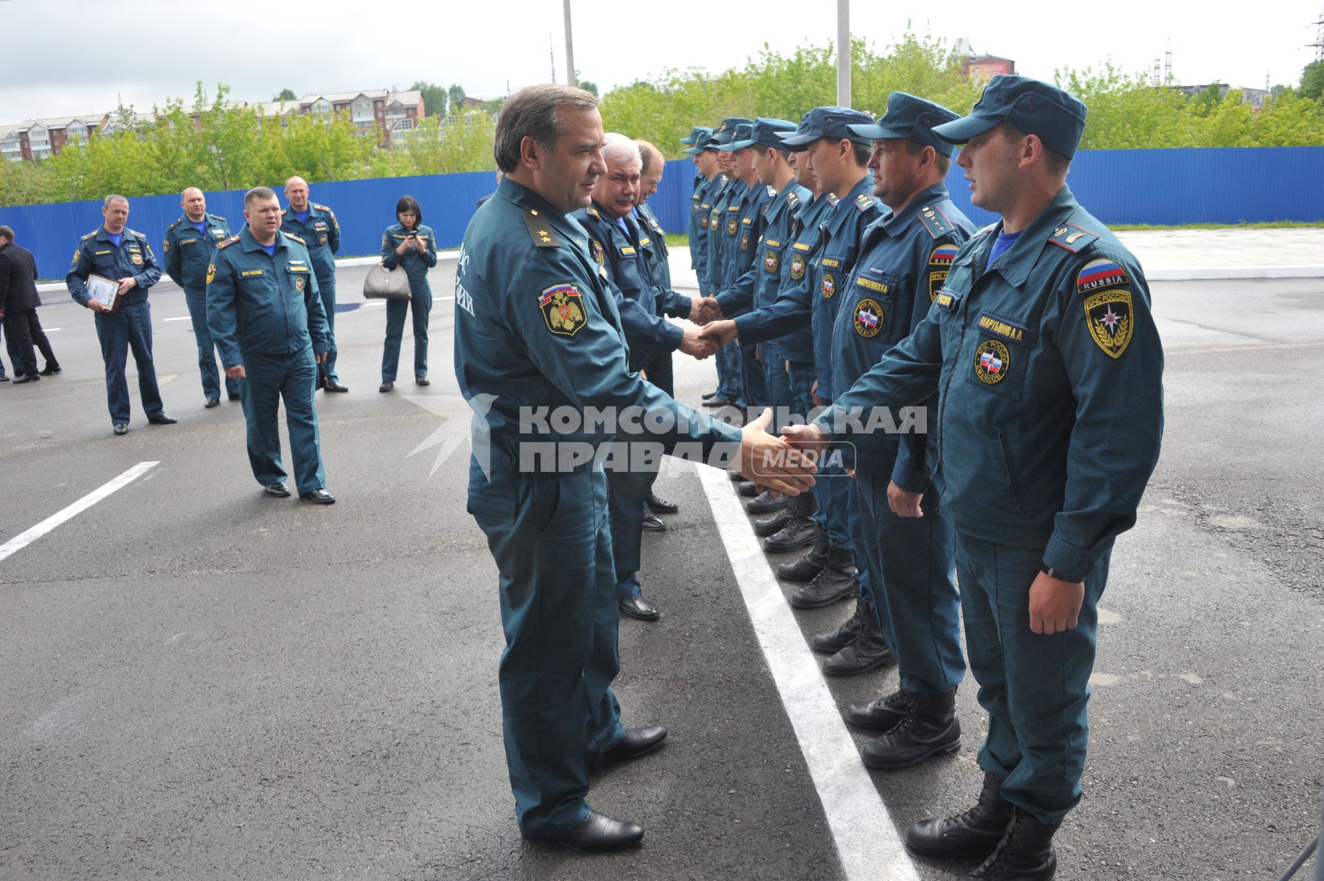 Визит главы МЧС РФ Владимира Пучкова в Иркутск. Пучков посетит церемонию прощания с сотрудниками МЧС РФ, погибшими  при крушении вертолёта МИ-8 6 мая 2013 г. На снимке: Владимир Пучков (слева) и начальник Сибирского регионального центра МЧС РФ Владимир Светельский  (в центре) приветствует сотрудников пожарной части №1.