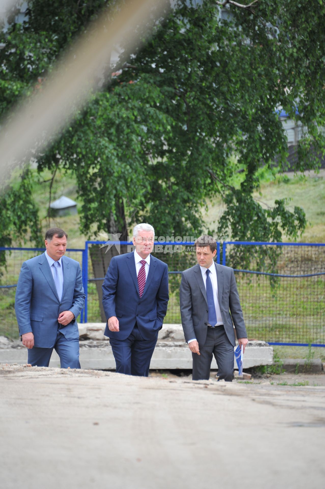 Врио Мэра Москвы Сергей Собянин (в центре) и главный архитектор Москвы Сергей Кузнецов (справа) во время посещения территории Зарядья в Москве.