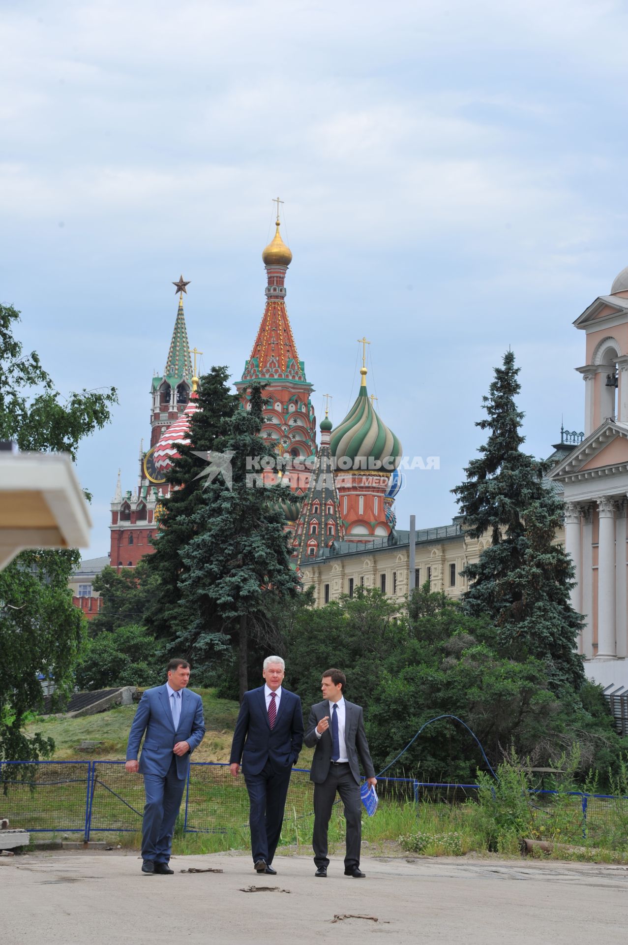 Врио Мэра Москвы Сергей Собянин (в центре) и главный архитектор Москвы Сергей Кузнецов (справа) во время посещения территории Зарядья в Москве.