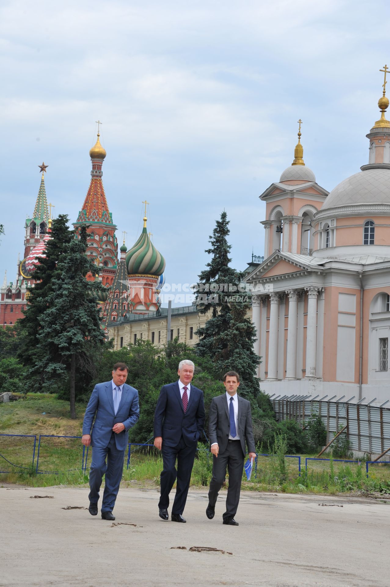 Врио Мэра Москвы Сергей Собянин (в центре) и главный архитектор Москвы Сергей Кузнецов (справа) во время посещения территории Зарядья в Москве.