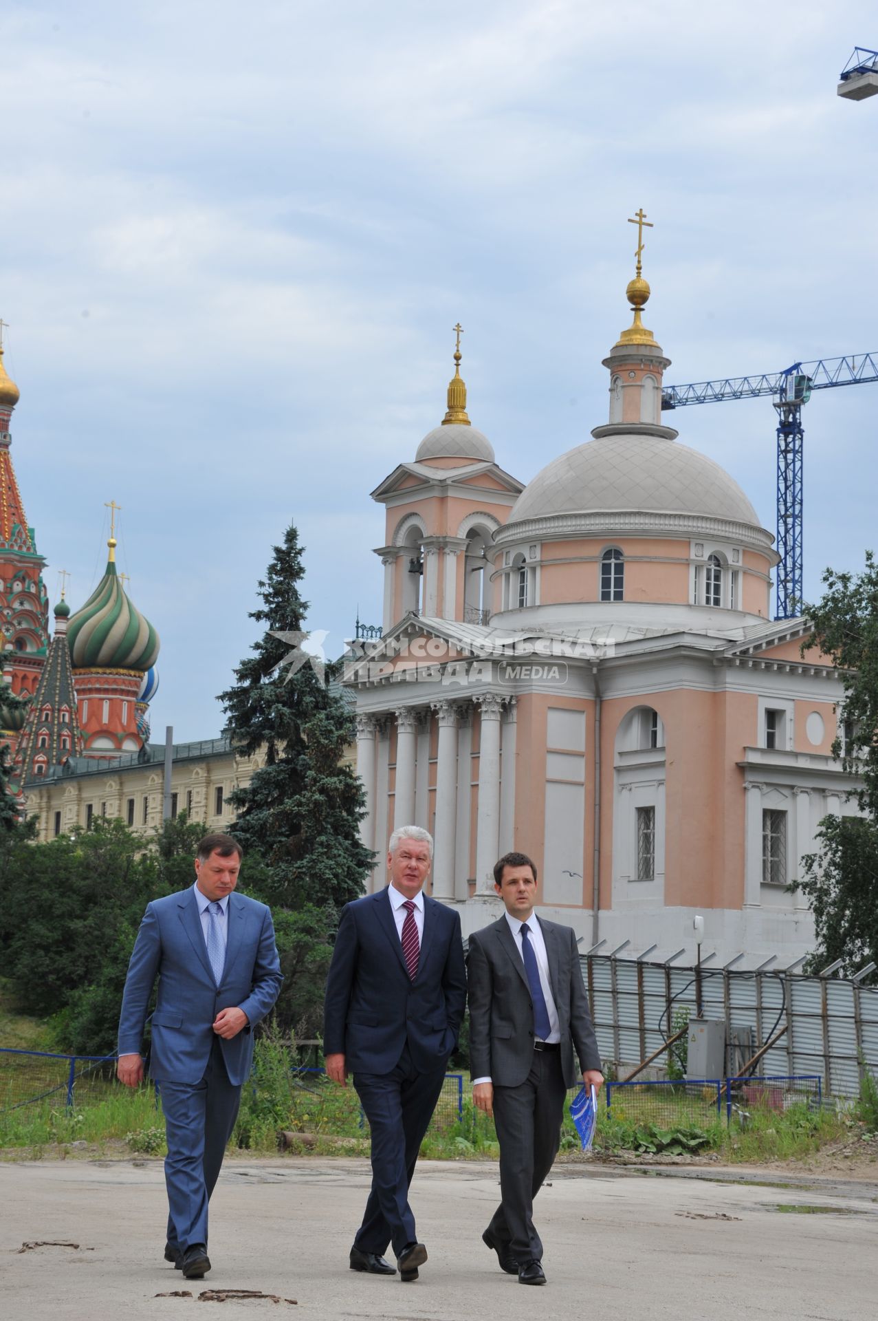 Врио Мэра Москвы Сергей Собянин (в центре) и главный архитектор Москвы Сергей Кузнецов (справа) во время посещения территории Зарядья в Москве.