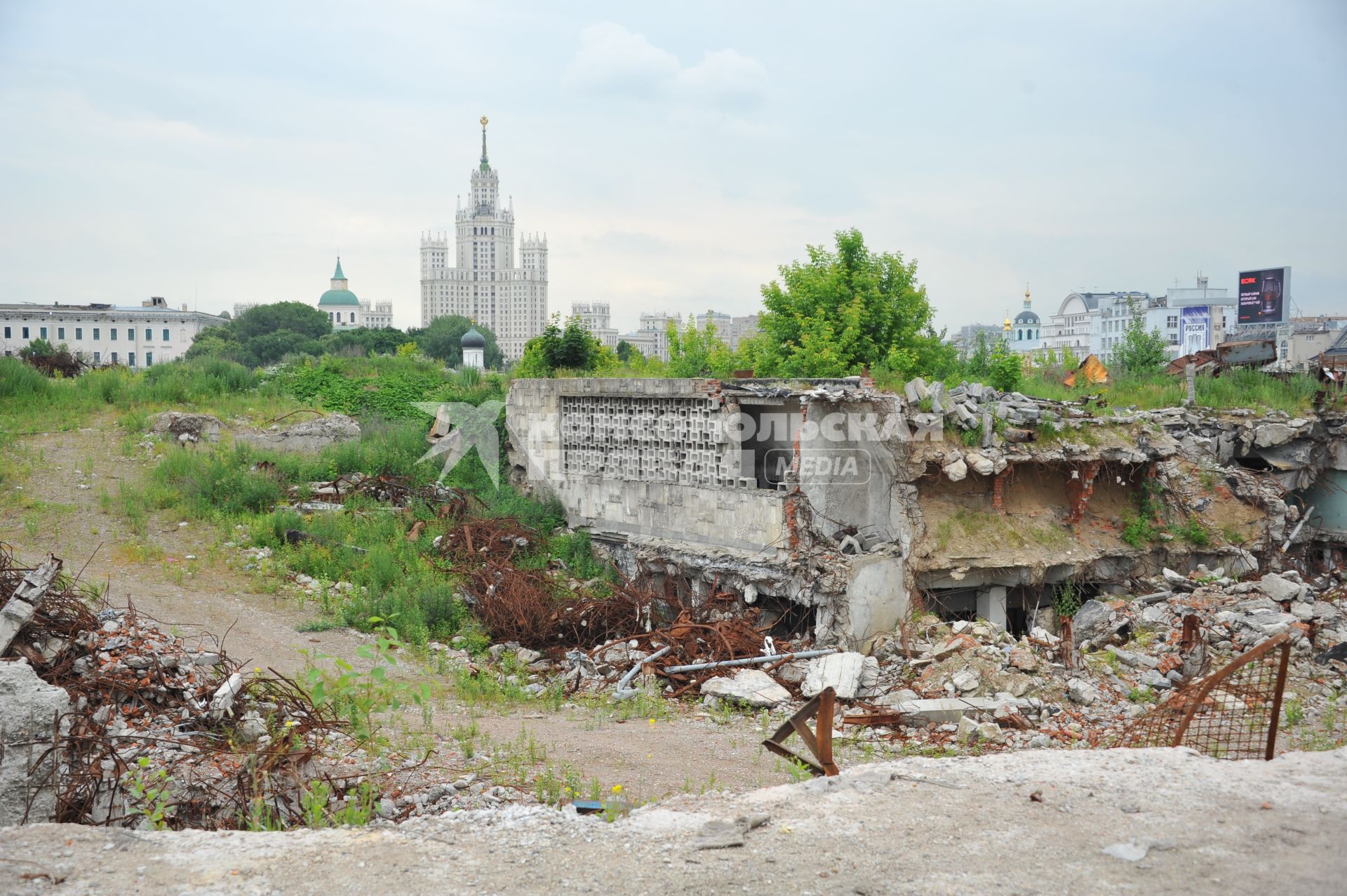 Территория парка `Зарядье` в Москве.