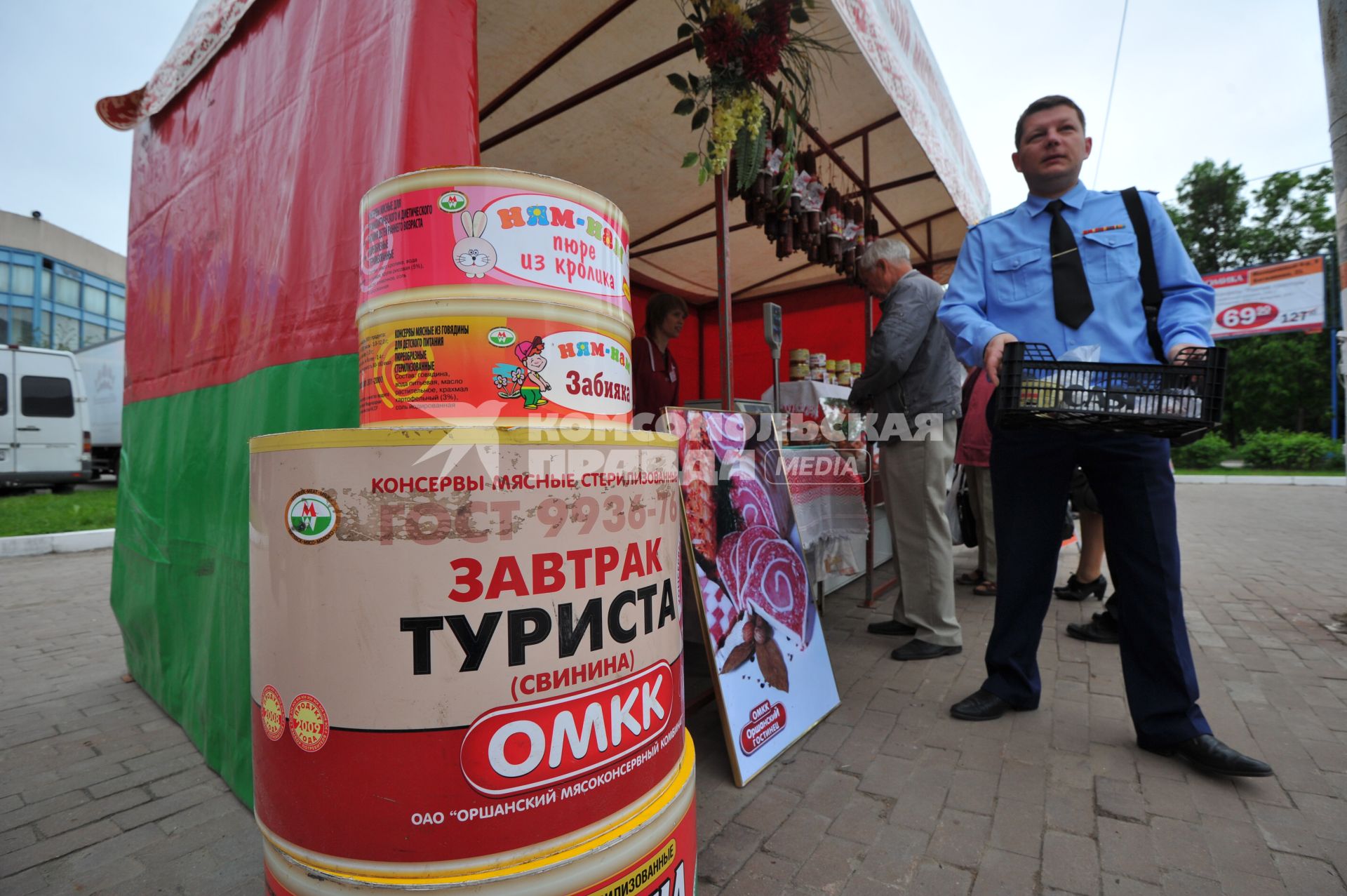 Белорусская ярмарка. На снимке: торговля консервами.