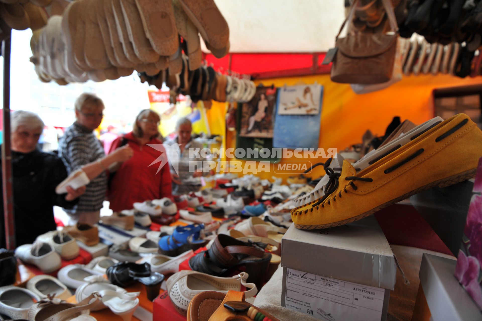 Белорусская ярмарка. На снимке: продажа обуви.