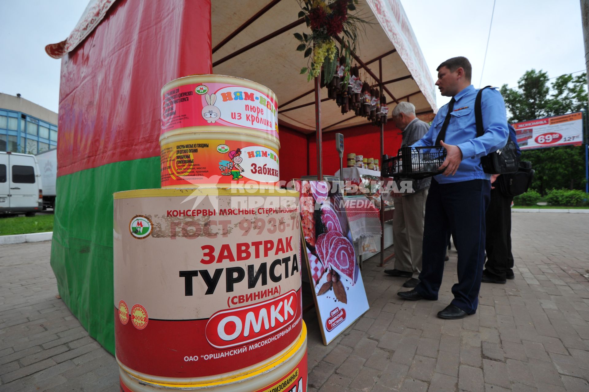Белорусская ярмарка. На снимке: торговля консервами.