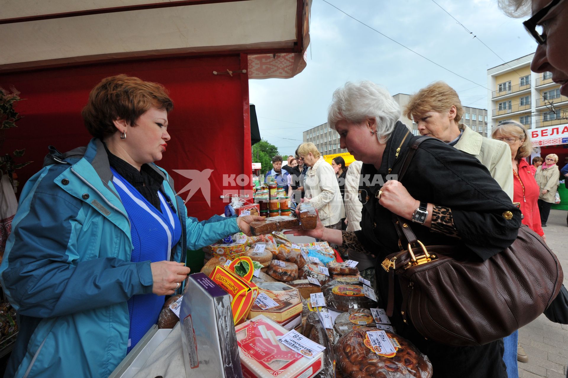 Белорусская ярмарка. На снимке: продажа хлебобулочной продукции.
