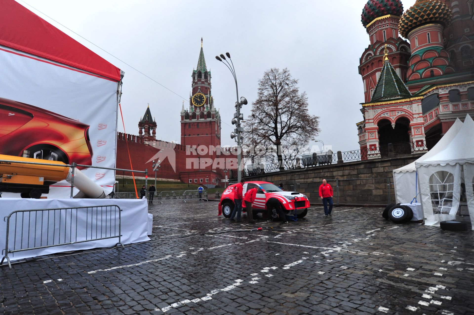 Презентация модельного ряда марки `Ё-мобиль` на Васильевском спуске. На снимке: раллийная версия Ё-мобиля.