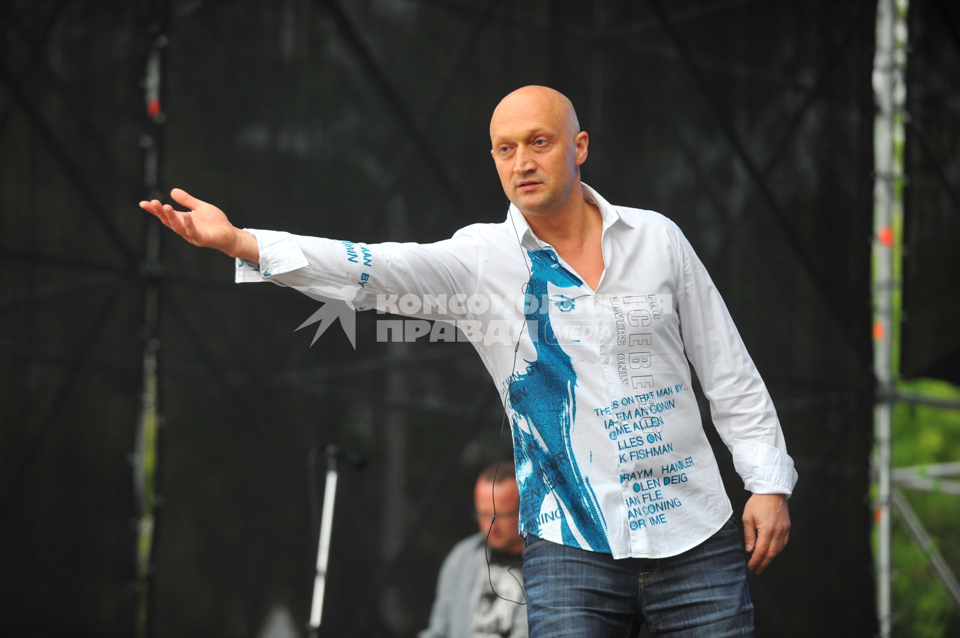 Певец, актер Гоша Куценко во время концерта в Парке Горького.