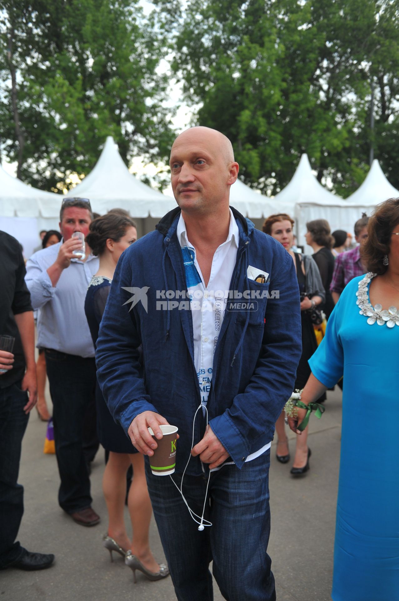 Певец, актер Гоша Куценко перед началом концерта в Парке Горького.