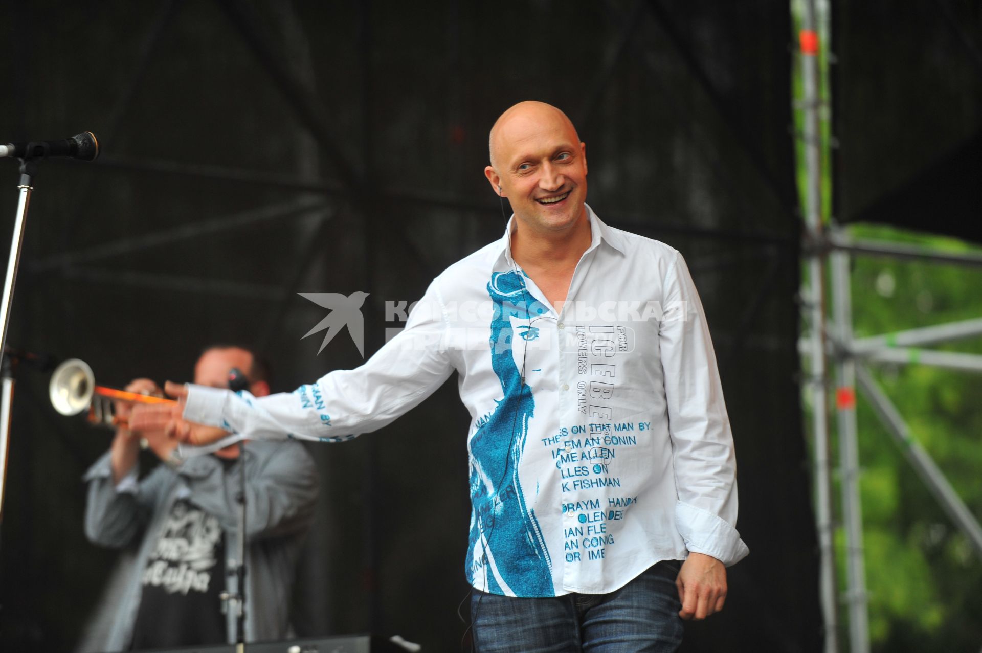 Певец, актер Гоша Куценко во время концерта в Парке Горького.
