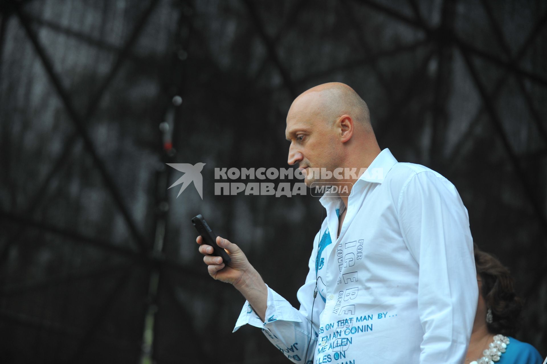 Певец, актер Гоша Куценко во время концерта в Парке Горького.