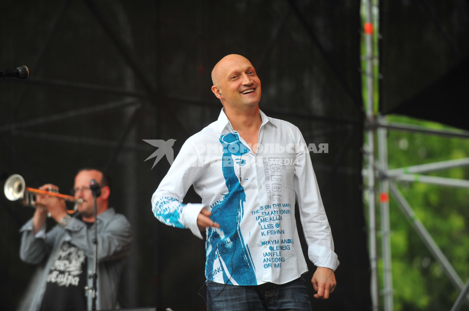 Певец, актер Гоша Куценко во время концерта в Парке Горького.
