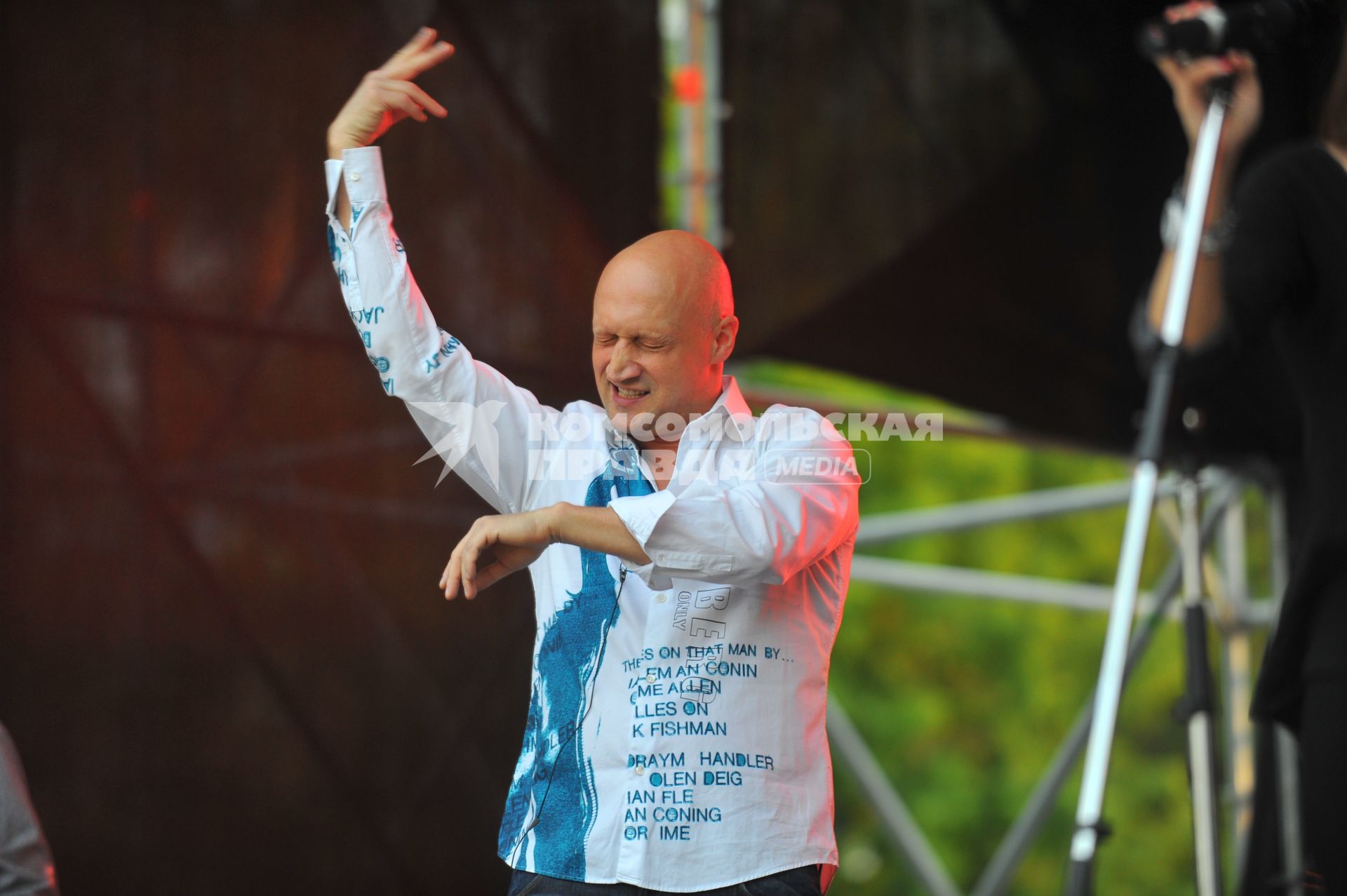Певец, актер Гоша Куценко во время концерта в Парке Горького.