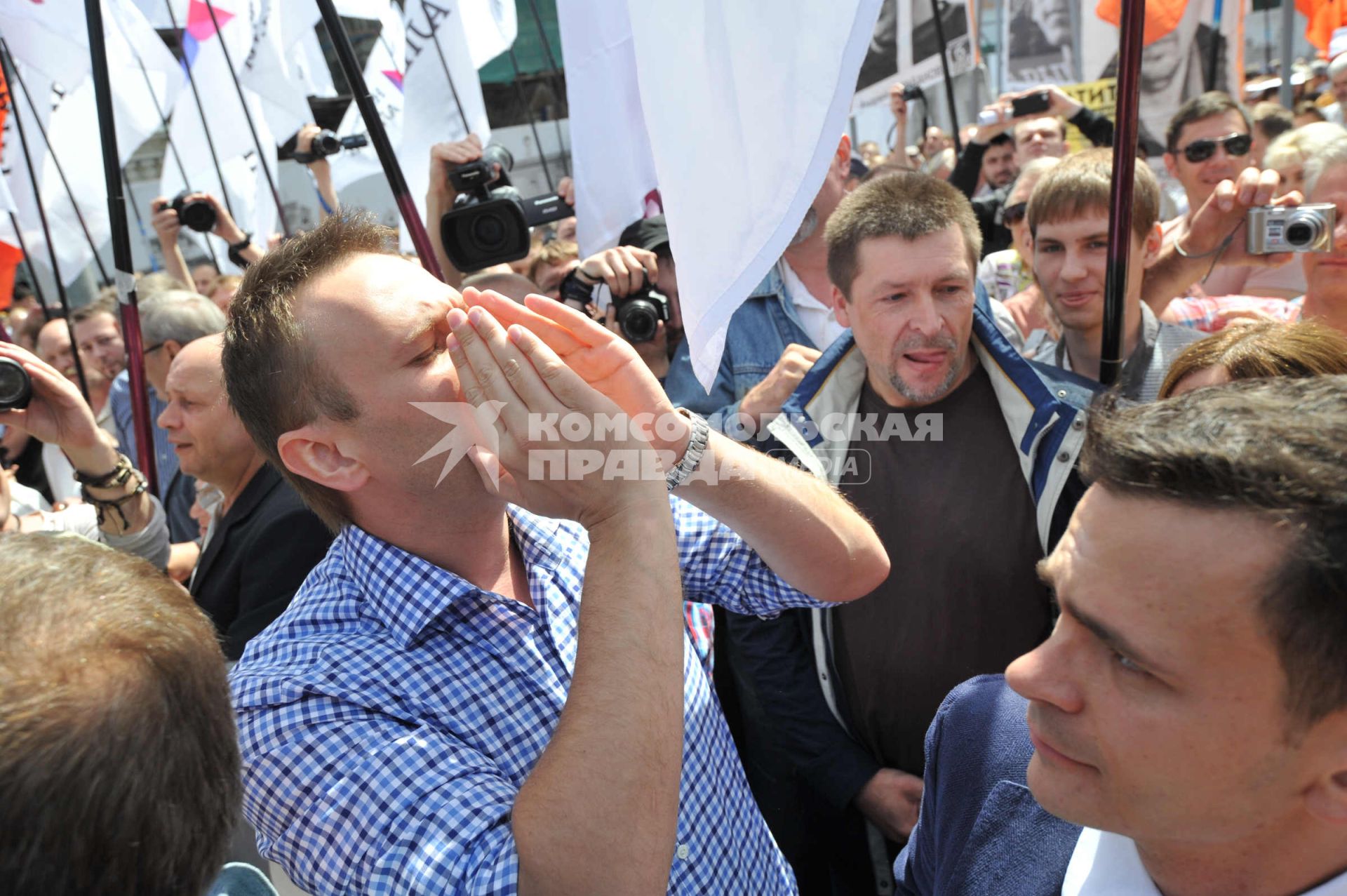 Акция оппозиции `Марш против палачей` прошла от Калужской площади до Болотной. На снимке: блогер, руководитель антикоррупционного проекта `РосПил` Алексей Навальный (в центре) и член координационного Совета оппозиции Илья Яшин (справа).