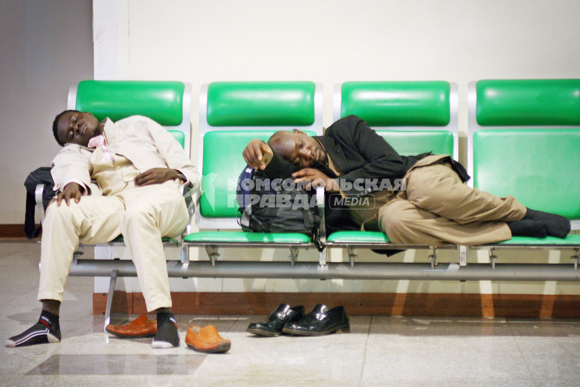 Спящие гости столицы в зале ожидания аэропорта `Домодедово`.