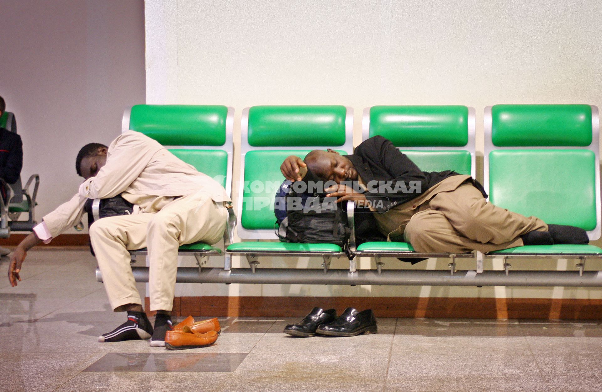 Спящие гости столицы в зале ожидания аэропорта `Домодедово`.