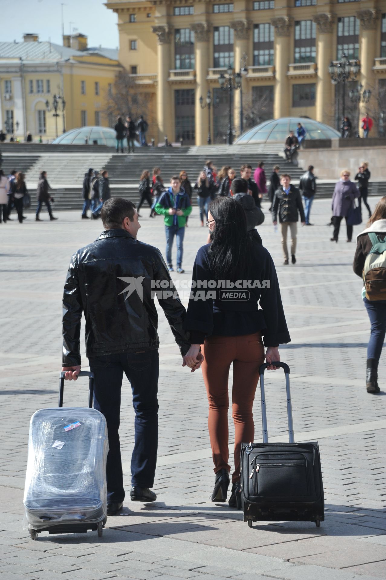 Туристы на улицах Москвы.