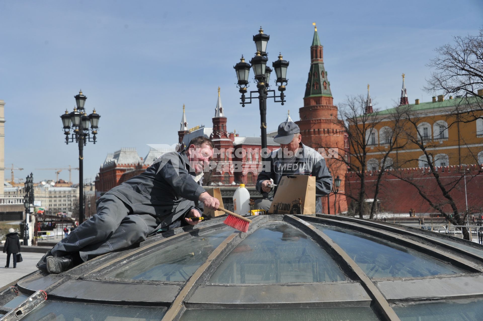 Манежная площадь. На снимке: ремонт стеклянного купола ТЦ `Охотный ряд`.