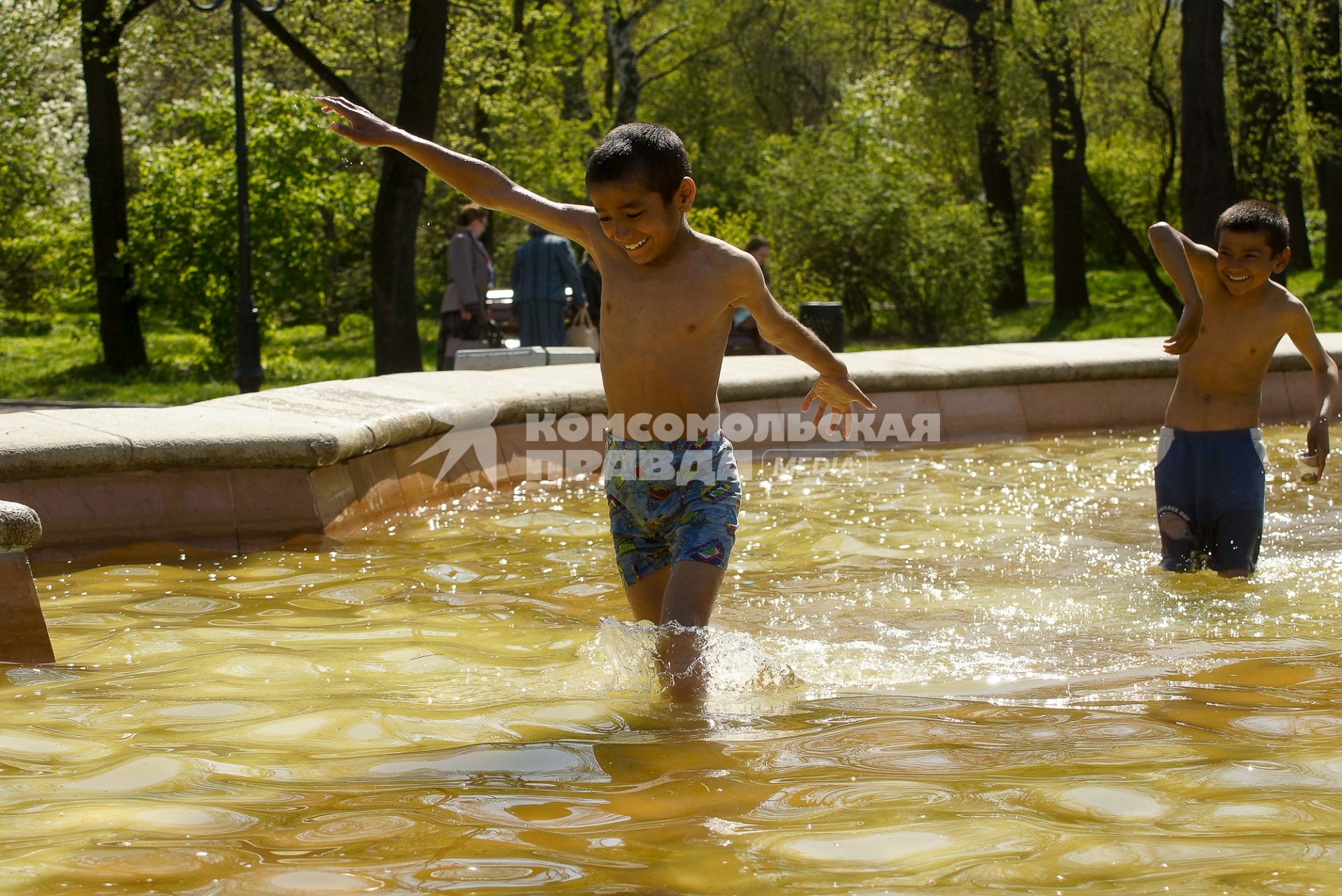 Жара. Дети в фонтане.