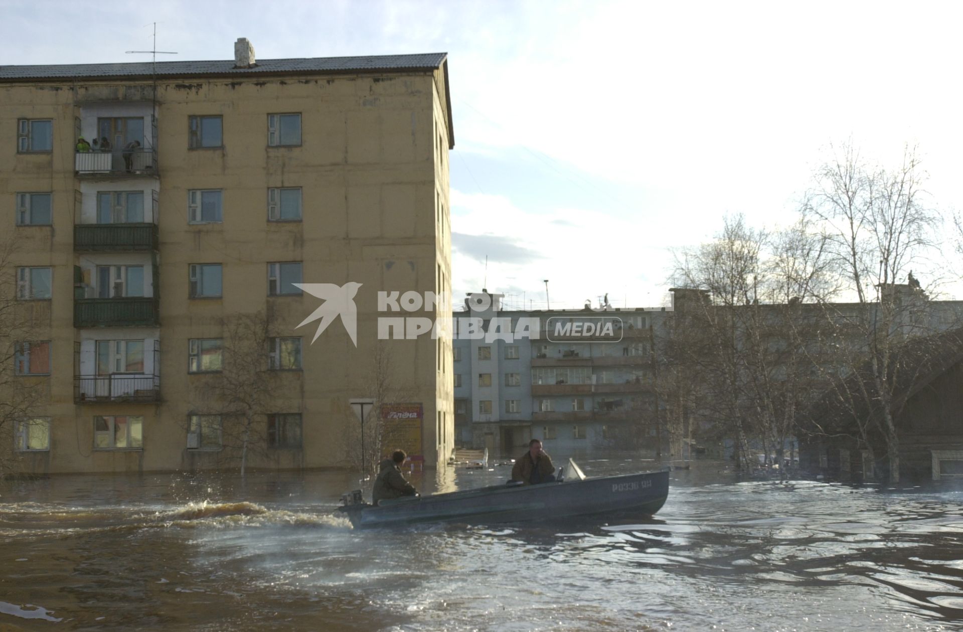 Новоднение в Ленске. На снимке: местные жители передвигаются на моторной лодке.