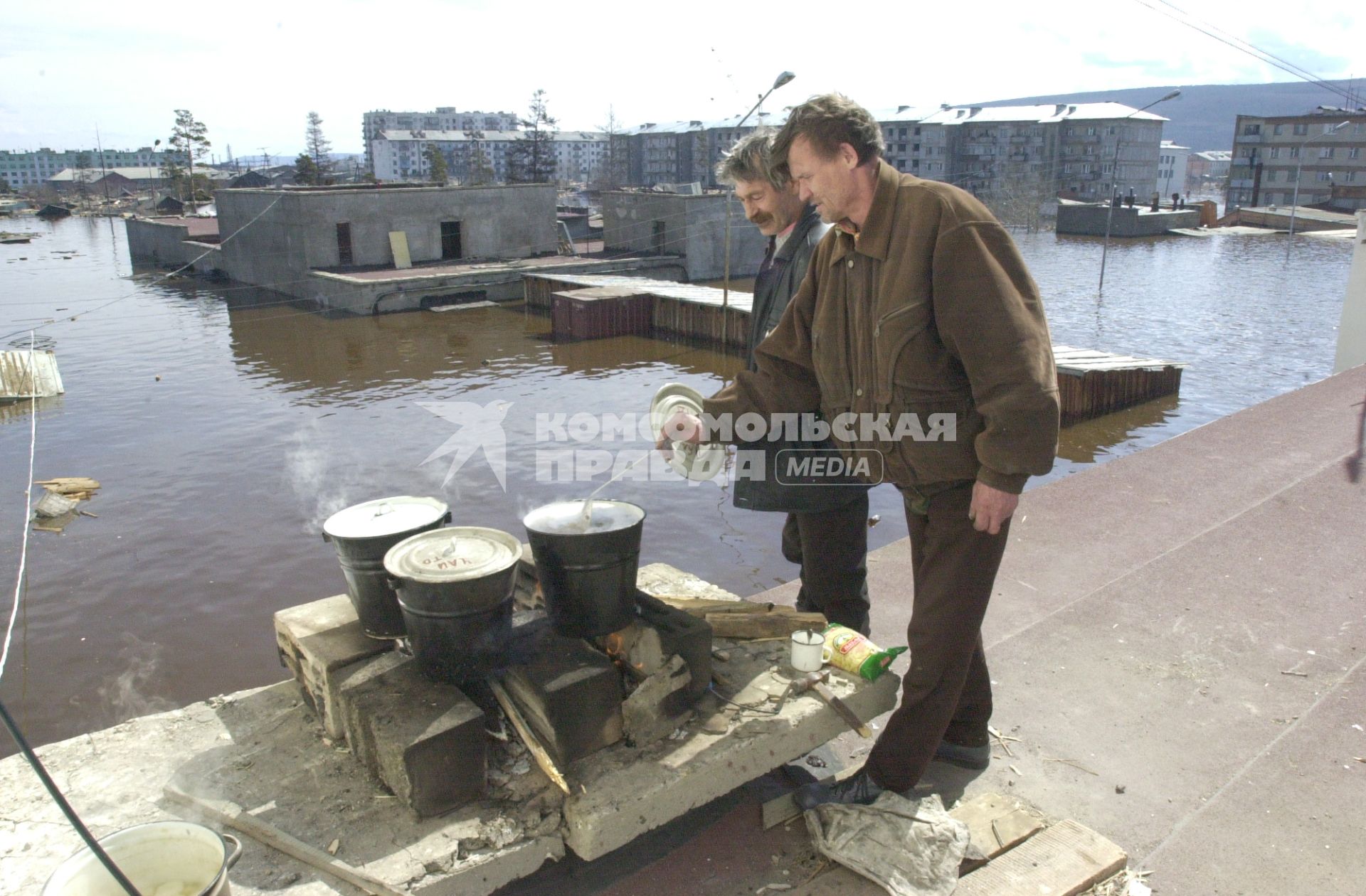 Новоднение в Ленске. На снимке: местные жители кипятят воду на костре.