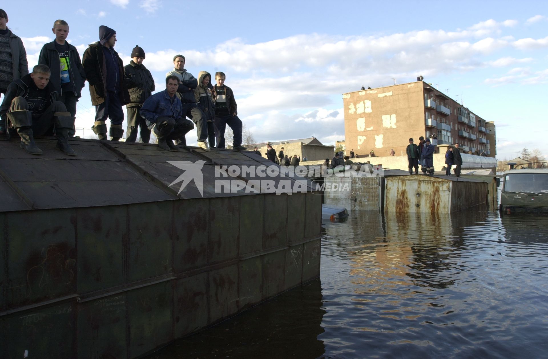 Новоднение в Ленске. На снимке: местные жители спасаются от новоднения на крышах гаражей.