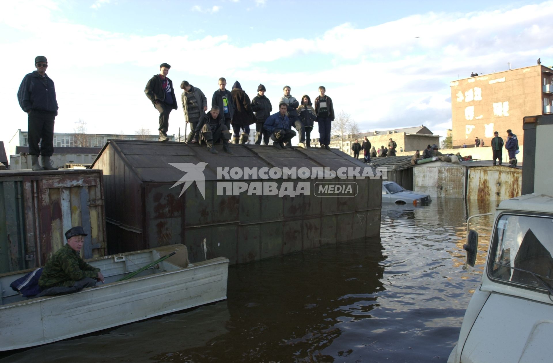 Новоднение в Ленске. На снимке: местные жители спасаются от новоднения на крышах гаражей.