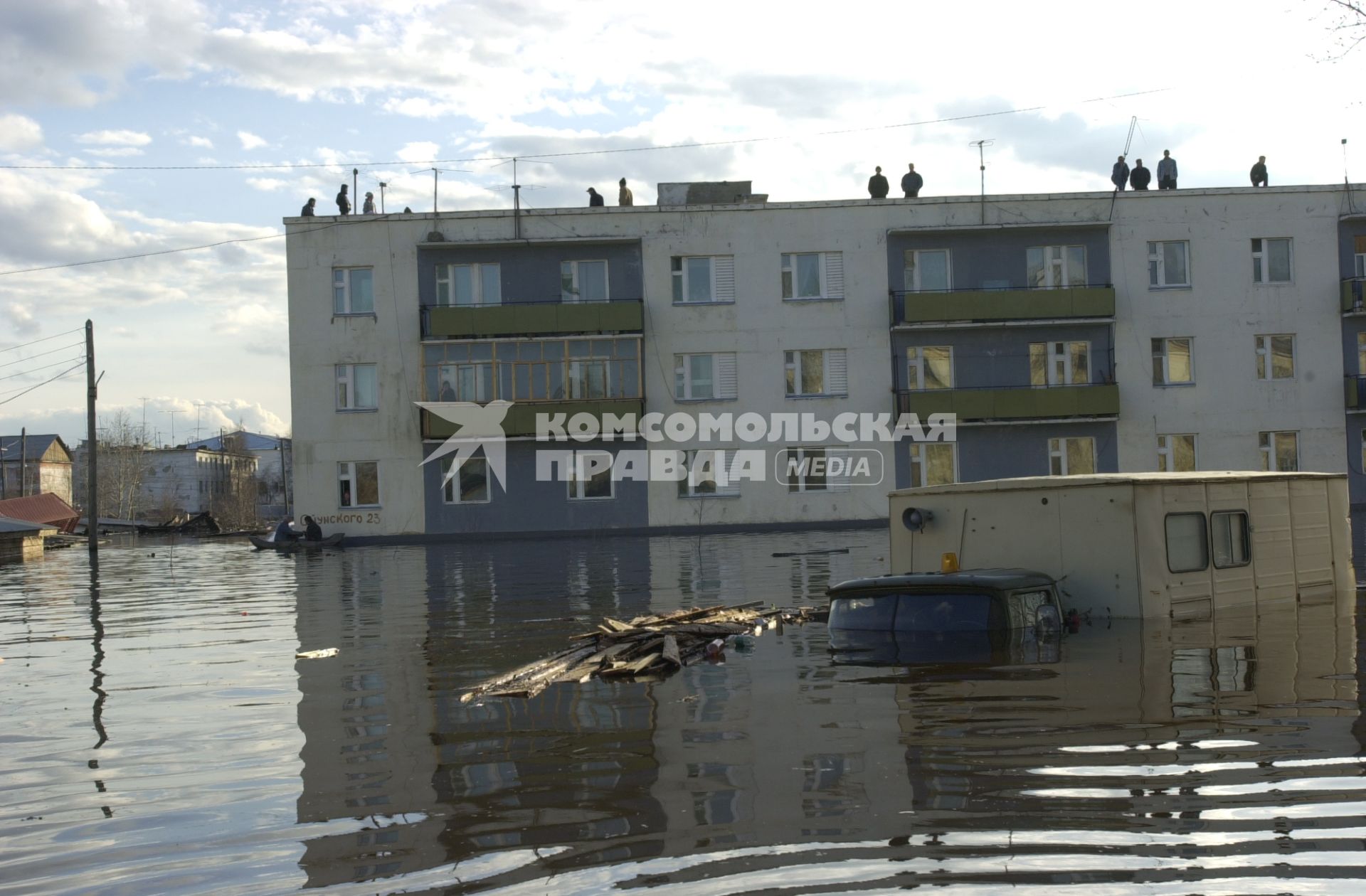 Новоднение в Ленске. На снимке: местные жители спасаются от новоднения на крышах гаражей.