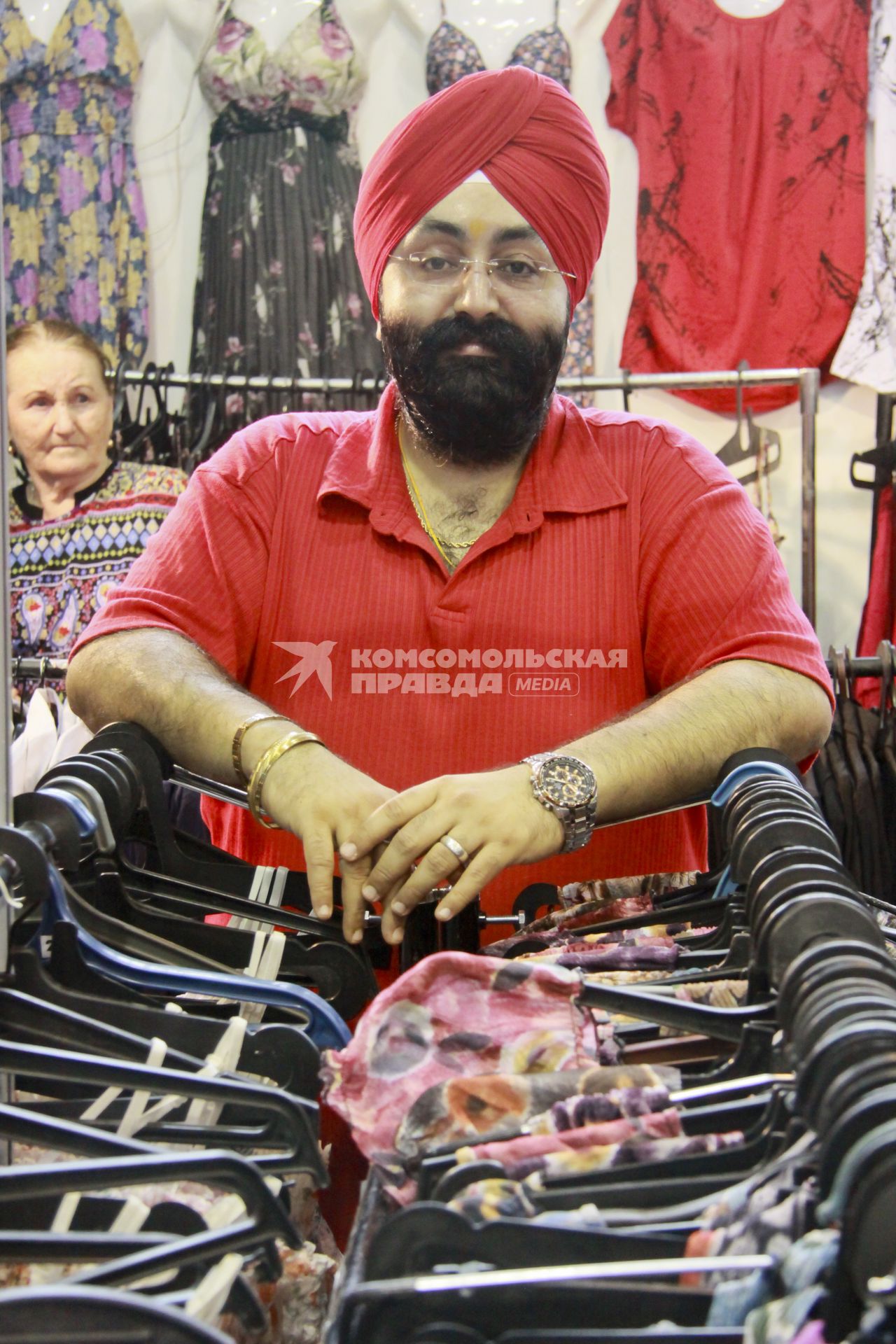 Ярмарка `Все лучшее из Индии` в Барнауле. На снимке: продавец на вещевом рынке.