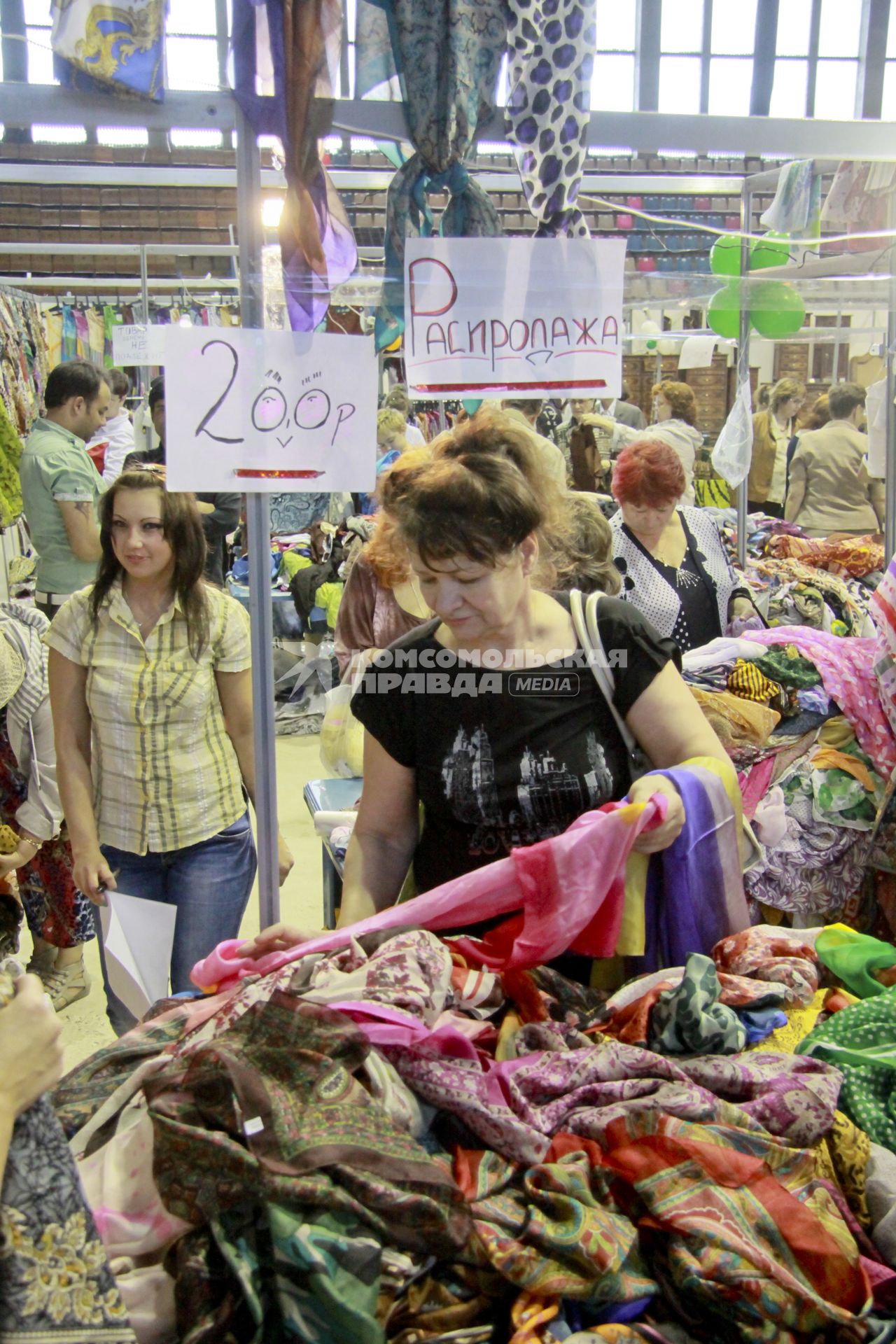 Ярмарка `Все лучшее из Индии` в Барнауле. На снимке: вещевой рынок. Покупатели выбирают товар.