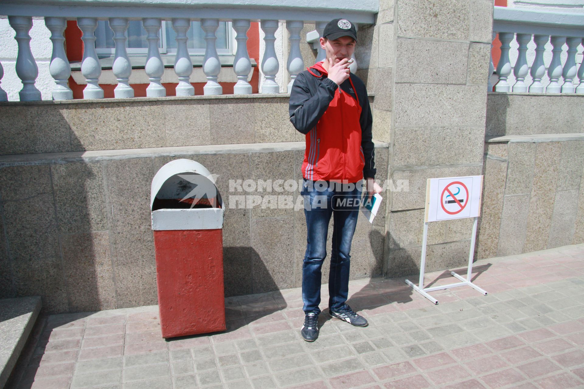 День отказа от курения. Курильщик на железнодорожном вокзале.