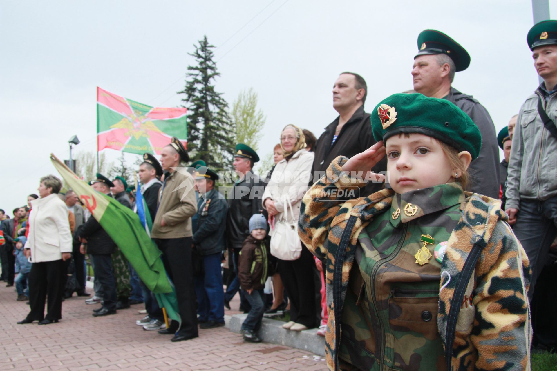 День пограничника. Ребенок в форме пограничника.