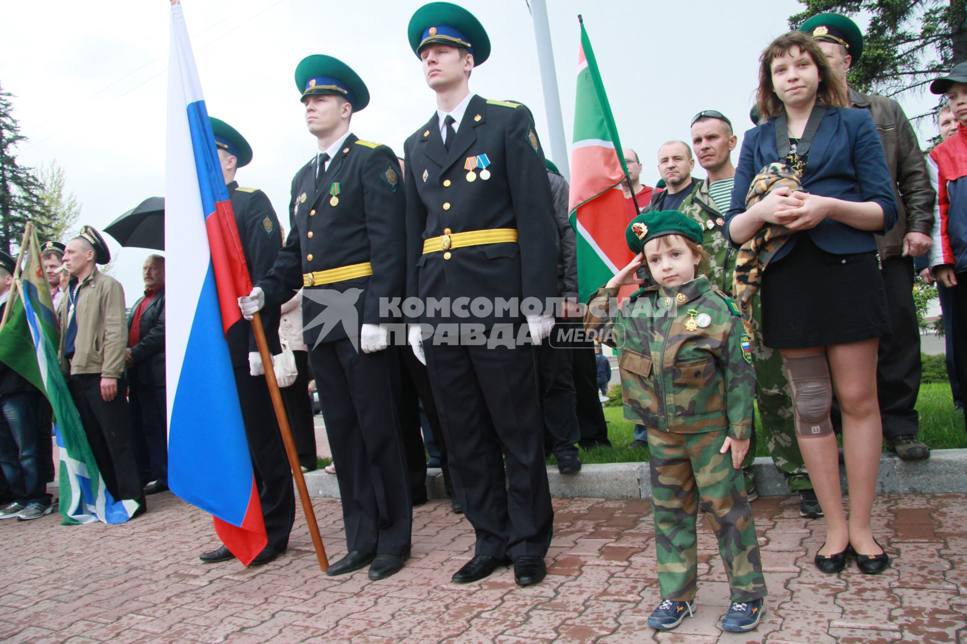 День пограничника. Ребенок в форме пограничника.