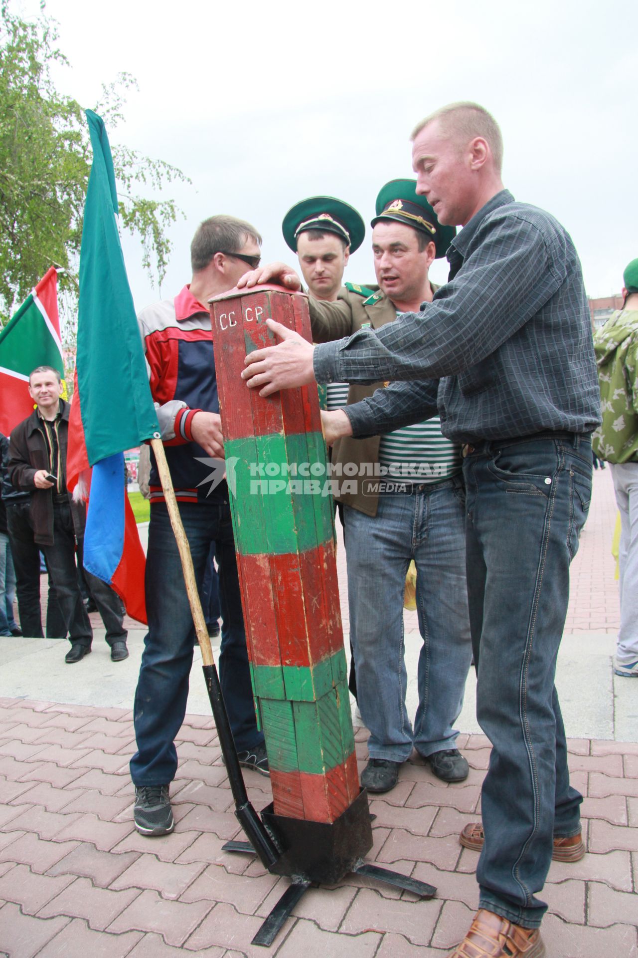 День пограничника. Пограничники с пограничным столбом.