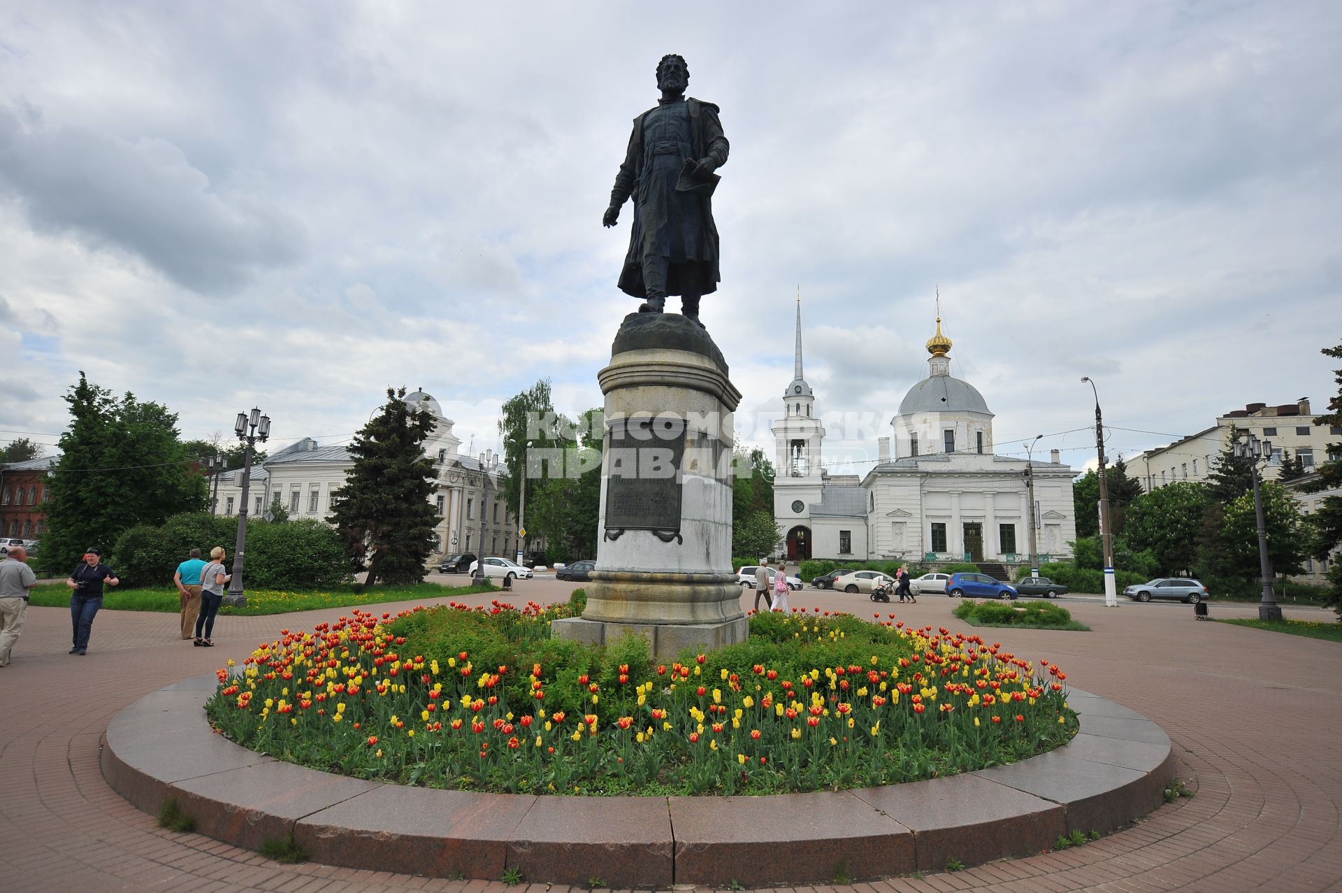 Виды Твери. На снимке: памятник Афанасию Никитину.