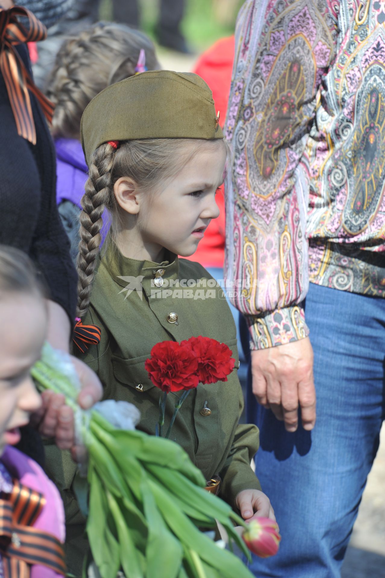 День Победы в деревне Вялки. На снимке: девочка в военной форме времен ВОВ