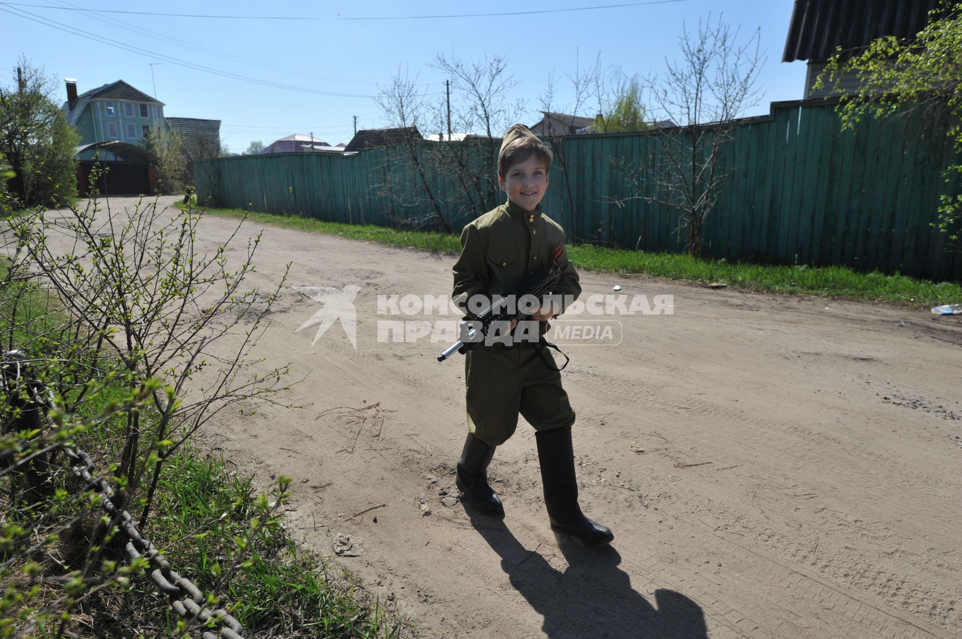 День Победы в деревне Вялки. На снимке: мальчик в военной форме времен ВОВ с игрушечным автоматом в руках