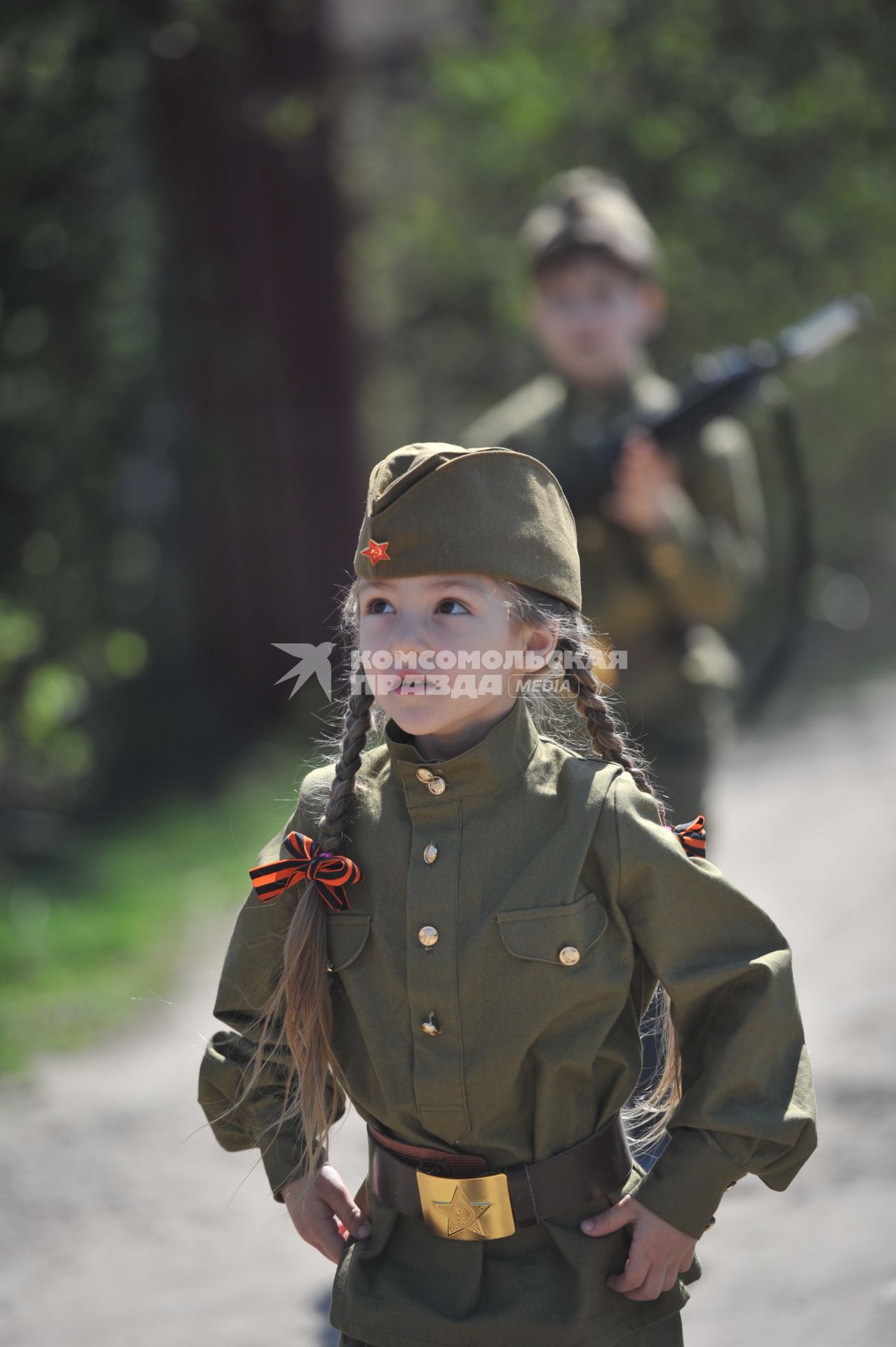 День Победы в деревне Вялки. На снимке: девочка в военной форме времен ВОВ