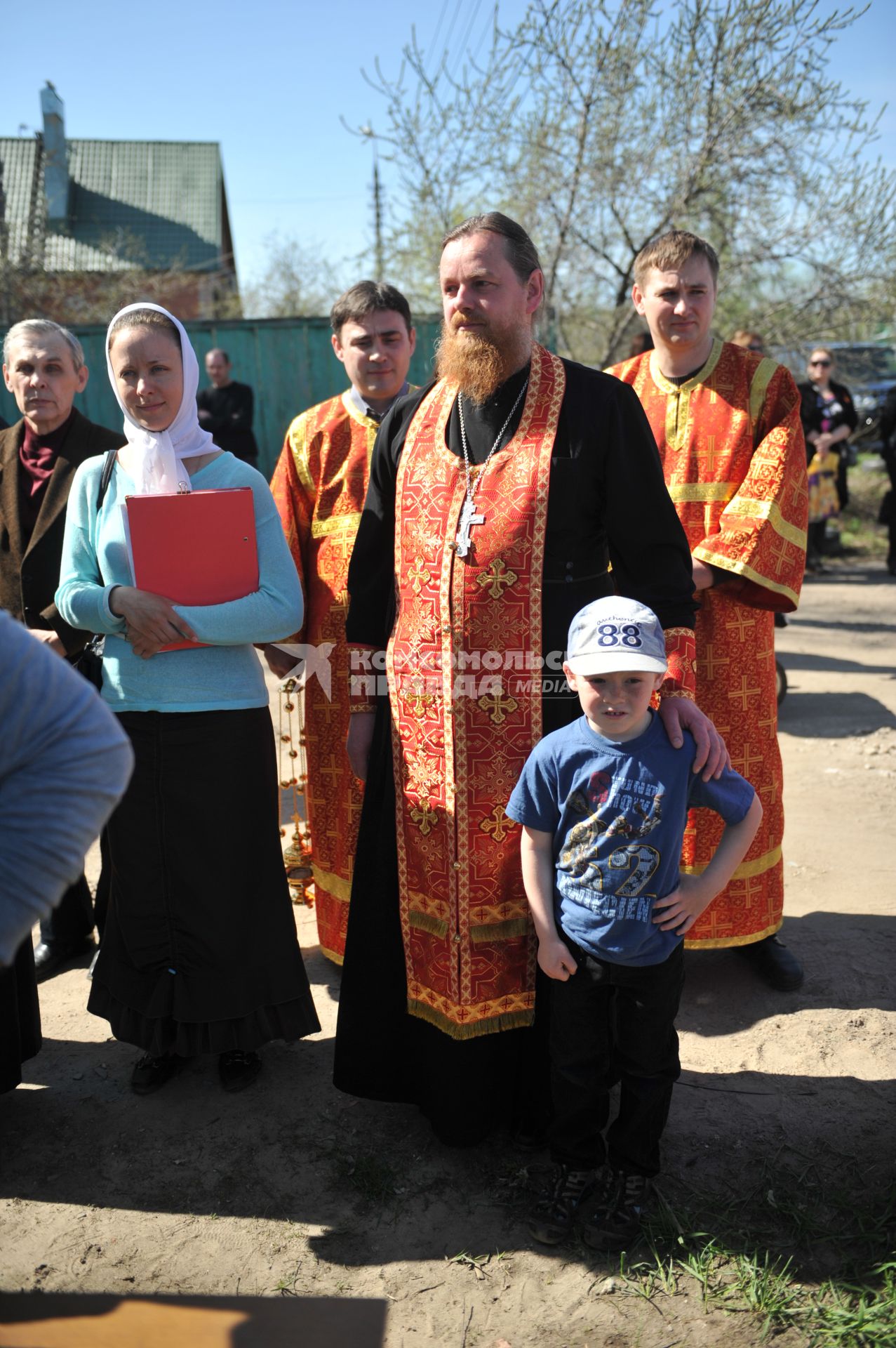 День Победы в деревне Вялки. На снимке: священники и ребенок.