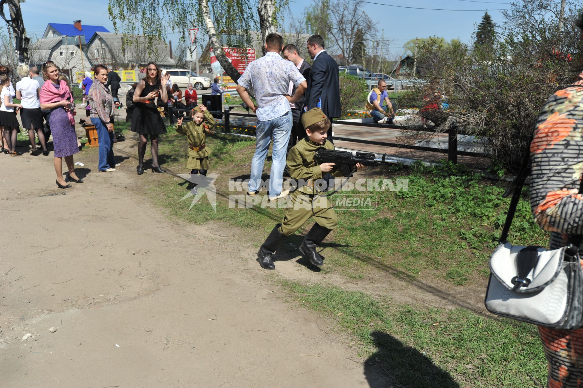 День Победы в деревне Вялки. На снимке: мальчик в военной форме времен ВОВ с игрушечным автоматом в руках