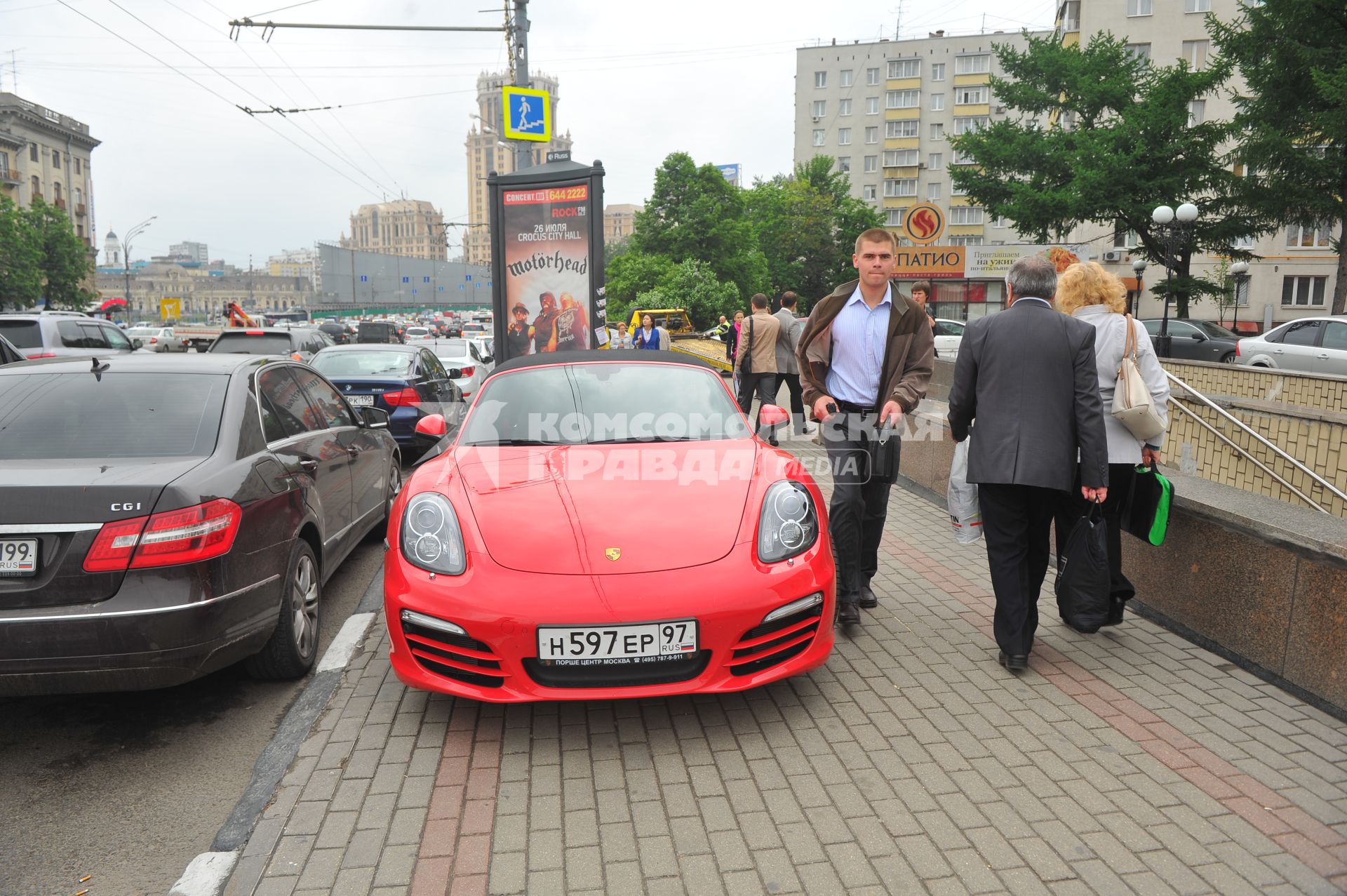 Припаркованный Ferrari на пешеходной зоне.