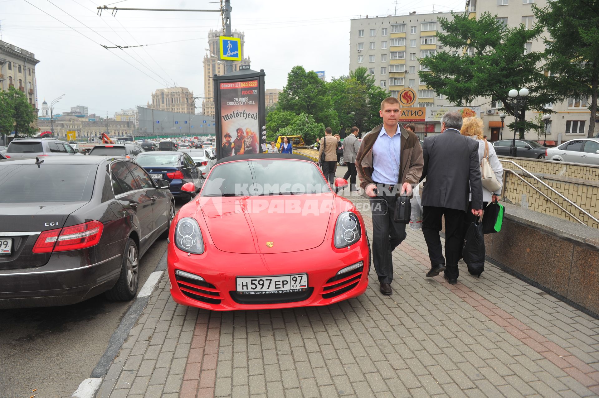 Припаркованный Ferrari на пешеходной зоне.